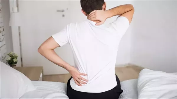 وداعا للمسكنات.. حل فعّال وغير مألوف للتخلص من آلام الظهر