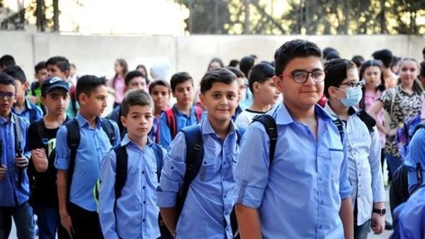 المدارس تضع بطاقات أرقام الجلوس على مقاعد اللجان استعدادًا لامتحانات النقل