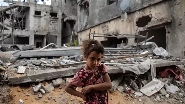 عام على حرب غزة.. فلسطينيون يروون عن المأساة: "لا نملك غير الحزن"