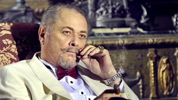 محمود عبدالعزيز "الساحر" الذي أوصى أبنائه بالموهبة ورفض الواسطة