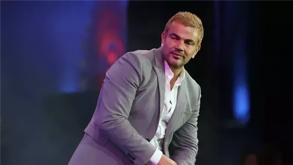 عمرو دياب يتعرض للانتقاد بسبب إطلالة قديمة.. والجمهور يرد