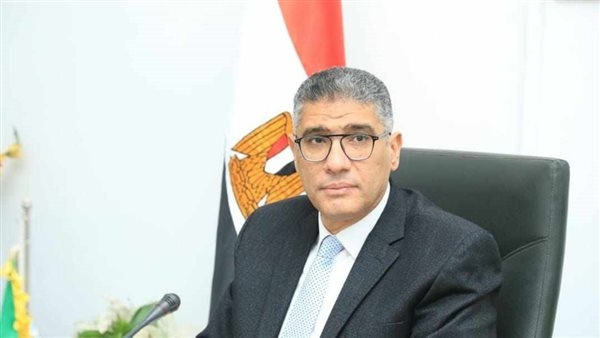 محافظ الجيزة يسلم منحًا مالية لـ66 فتاة من اليتيمات المقبلات على الزواج