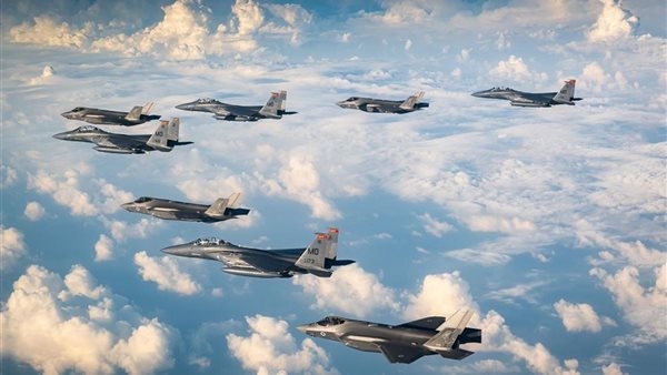 زيارة ترامب للسعودية: استقبال حافل ومقاتلات F-15 ترافق الطائرة الرئاسية