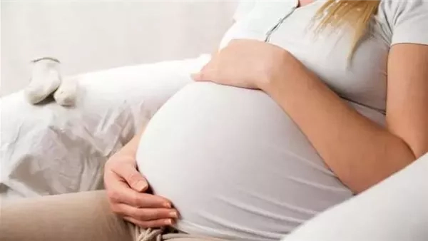"قد يؤدي لتشوهات وعيوب خلقية في القلب".. استشاري يحذر الحامل من التدخين