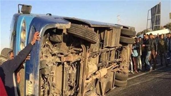 إصابة 13 شخصا في حادث انقلاب ميني باص بطريق "رأس غارب - الزعفرانة"