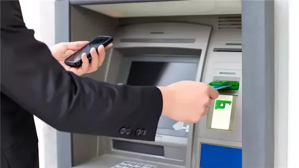 رسوم السحب والاستعلام من ماكينات الـATM في البنوك