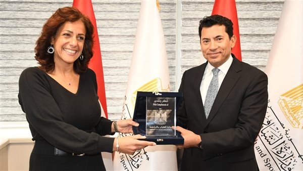 وزير الرياضة يستقبل السبّاحة راندا المهدي تقديرًا لإنجازاتها الدولية