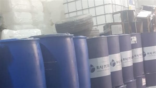 مصادرة 38 طن خامات مجهولة المصدر داخل ورشة تصنيع زيوت دون ترخيص بالعجمى