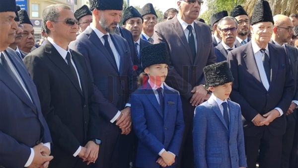قبعة "الكراكو" تميز روؤس جميع أبناء الطائفة الإسماعيلية فى جنازة الأمير الراحل كريم أغاخان