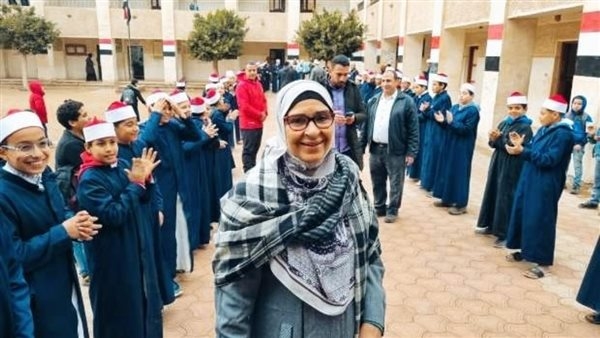 المعلمة الأم.. طلاب يودعون معلمتهم بممر شرفي بعد 36 عامًا من العطاء