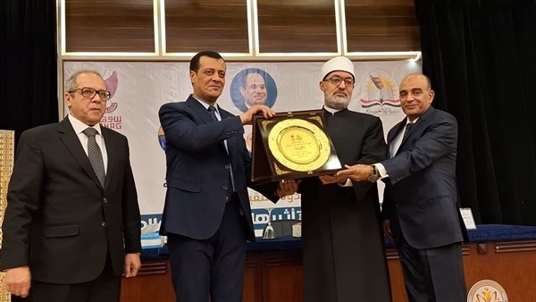 مفتي الجمهورية يدير ندوة توعوية لطلاب سوهاج حول "حرب الشائعات"