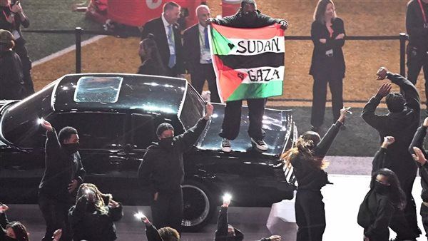 حظر أحد المشاركين في عرض كندريك لامار بسبب علم سوداني فلسطيني