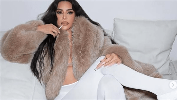 كيم كارداشيان بإطلالة مثيرة مستوحاة من بيانكا سينسوري في حفل جوائز جرامي (فيديو)