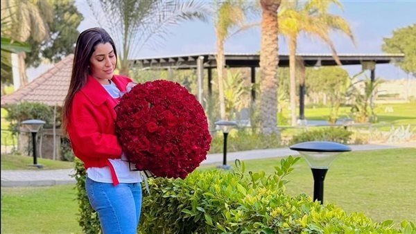 أيتن عامر تشارك فى عيد الحب.. صور رومانسية وورود