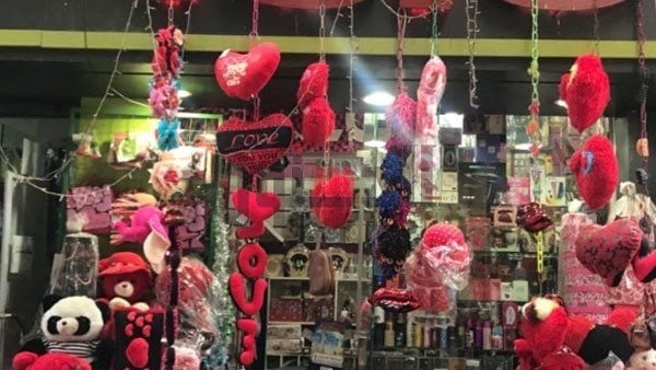 رسائل وعبارات تهنئة بعيد الحب 2025.. Happy Valentine Day تهنئة للحبيب