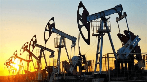 تباين أرباح شركات النفط مع انخفاض أسعاره إلى أدنى مستوى في 4 سنوات