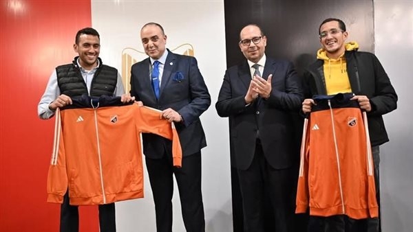 أحمد الجندي وشقيقه يكشفان عن الزي الجديد لنادي الشمس