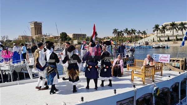 عروض مبهرة للفرق الأجنبية وسط ضفاف النيل.. اليونانيون: مبهورون بجمال أسوان
