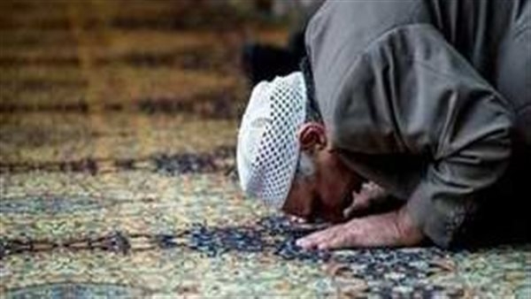 ما حكم نسيان الإمام سجدة التلاوة في الصلاة وما يجب فعله؟