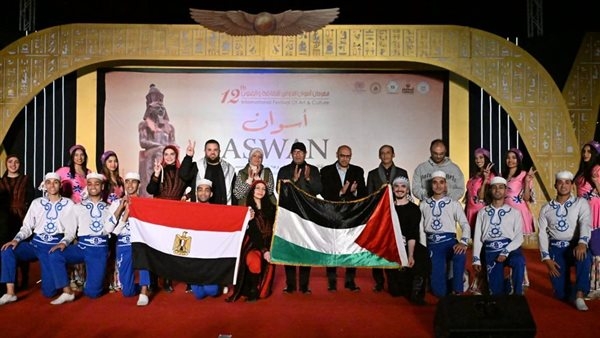 فرق مهرجان أسوان للثقافة والفنون تواصل عروضها الفلكلورية