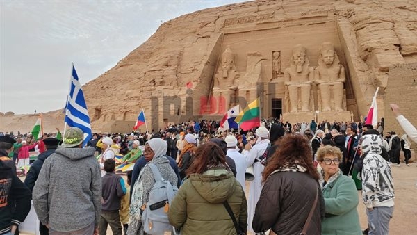 تزامنا مع احتفالات تعامد الشمس.. أعلام الدول العربية والأجنبية ترفرف داخل معبدي أبوسمبل