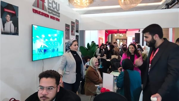 توافد آلاف الطلاب وحوارات مفتوحة مع قيادات الجامعات حول وظائف المستقبل