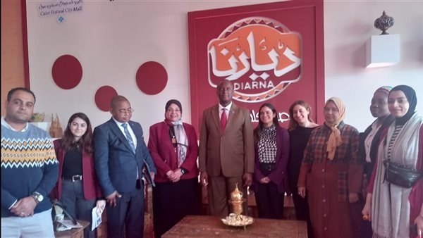 سفير الكونغو الديمقراطية بالقاهرة يزور معرض ديارنا للحرف اليدوية والتراثية