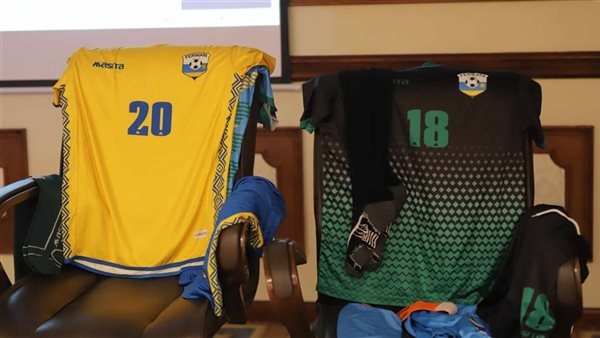 المنتخب الوطني للكرة النسائية بالقميص الأحمر أمام رواندا في تصفيات أمم أفريقيا