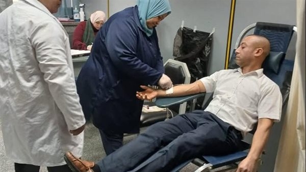 إقبال كبير من العاملين بـ مصر للطيران على حملات التبرع بالدم (صور)