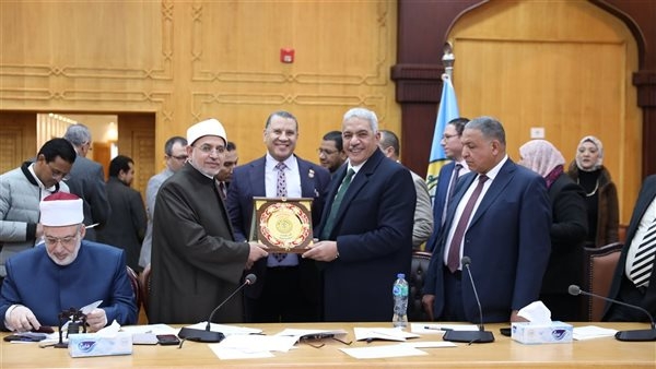 مجلس جامعة الأزهر يكرِّم كليتي الهندسة للبنين والطب للبنات