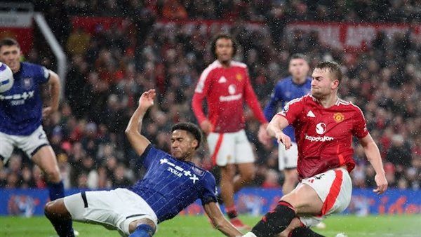 الدوري الإنجليزي: مانشستر يونايتد يتقدم على إبسويتش تاون بثنائية في الشوط الأول