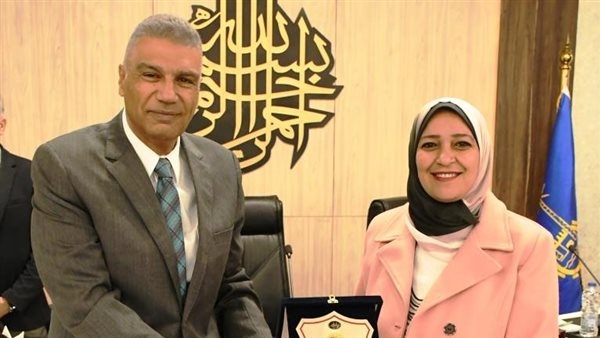 محافظ أسوان يكرم فريق عمل مكتبة مصر العامة لفوزها بالمركز الأول بملتقى الأقصر