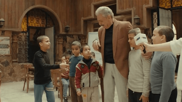 «مفتاح» ينقذ «ولعة» من علقة ساخنة ويقنعه بمصالحة «ماجد» في مسلسل ولاد الشمس