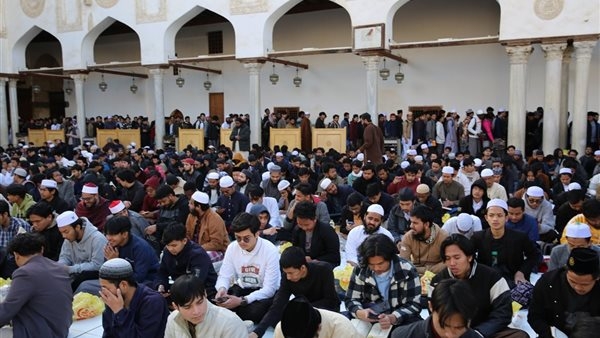 للعام الرابع.. وكيل الأزهر يشارك الطلاب الوافدين إفطارهم بالجامع الأزهر