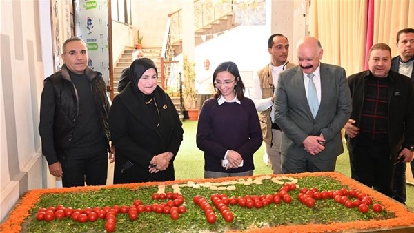 ضمن مبادرة قطار الخير.. محافظ البحيرة تتفقد مشروع "مطبخ المصرية"