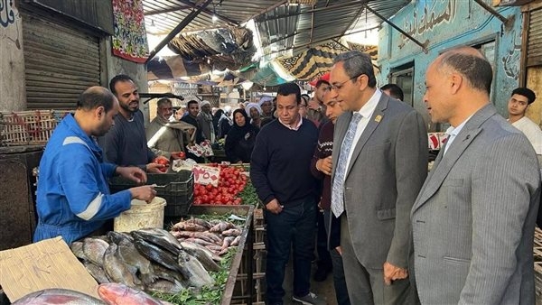 رئيس مركز دشنا يجري جولة لمتابعة العمل بالمركز التكنولوجي ومجمع المواقف