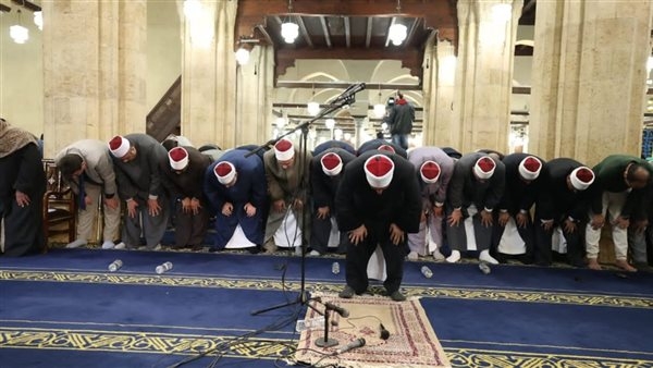 يرجون تجارةً لن تبور.. آلاف المصلين يؤدون صلاتى العشاء والتراويح فى الجامع الأزهر