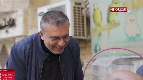 عمرو الليثى يُدخل السعادة على قلوب العاملين بمخبز كعك ويهديهم جوائز مالية