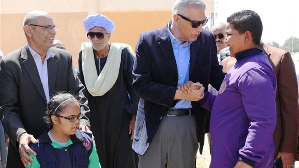 محافظ أسوان يتفقد مدرسة التربية الفكرية بقرية الكاجوج (صور)