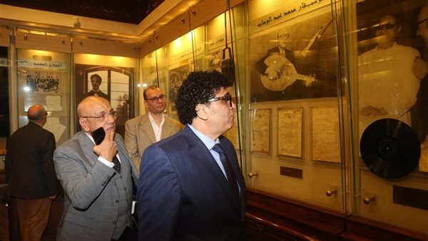 رئيس الأوبرا يتفقد متحف عبد الوهاب ويستقبل أسرته فى احتفالية ذكرى ميلاده