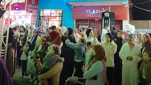 وسط إقبال كبير من المواطنين.. محلات الوادي الجديد تطلق أوكازيونات الموسم الشتوي