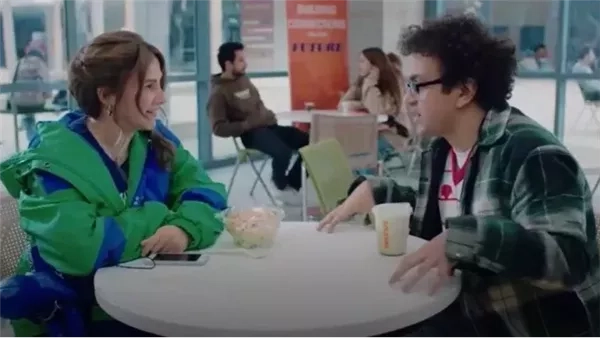 الحلقة الثالثة مسلسل عايشة الدور.. عايشة تحكي لصديقتها تفاصيل ما حدث في الجامعة