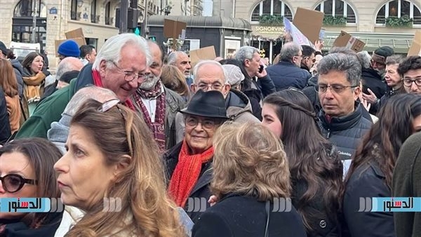أدونيس يشارك في مظاهرة للتنديد بمجازر العلويين في باريس