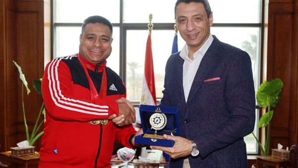 تغلب على لاعبي 10 دول.. محافظ السويس يكرم "البتيتي" صاحب ذهبية الكاراتيه