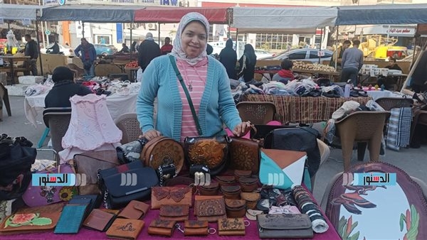 هدية عيد الأم.. "رباب" تسوق منتجاتها من الجلد الطبيعي بسوق اليوم الواحد بالإسكندرية