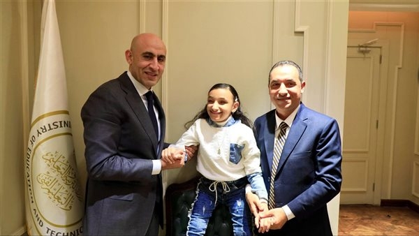 وزير التعليم يكرم الطالبة رضوى من ذوي الهمم لتفوقها وتميزها في قراءة القرآن