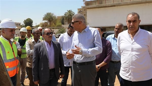 محافظ أسوان يتفقد مشروع محطة مياه الشرب بإدفو