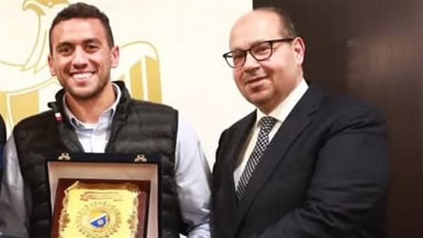 شاب صيني من متحدي الإعاقة يكرّم البطل الأولمبي أحمد الجندي برسم تذكاري