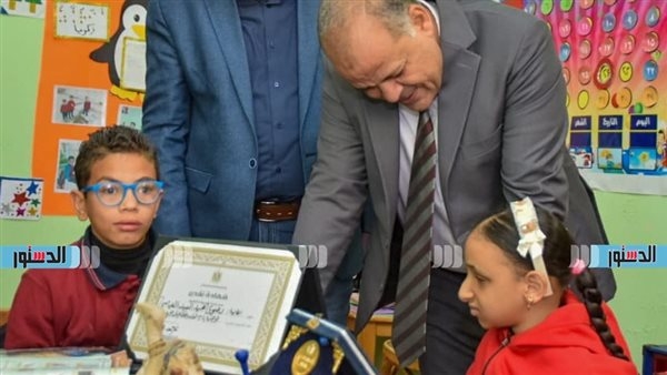 محافظ بورسعيد يوجه بدعم الطالبة رضوى العباسي وزملائها من ذوي الهمم خلال زيارة لمدرسة النور للمكفوفين
