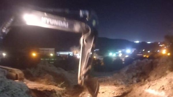 إصلاح كسر خط المياه بحى الصداقة الجديدة بأسوان وعودة الخدمة فورا